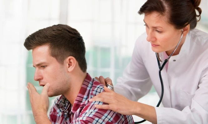 ΗΠΑ: Διερευνούν σοβαρή πνευμονοπάθεια σε 100 χρήστες ηλεκτρονικών τσιγάρων